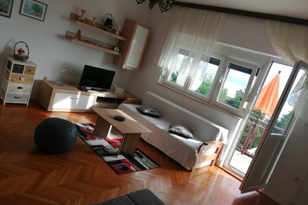 Spacious 2-Room Apartment With Beautiful Sea View 크리크베니카 외부 사진
