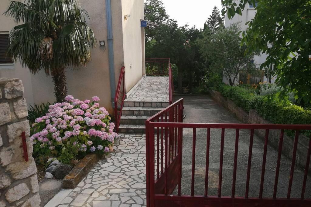 Spacious 2-Room Apartment With Beautiful Sea View 크리크베니카 외부 사진